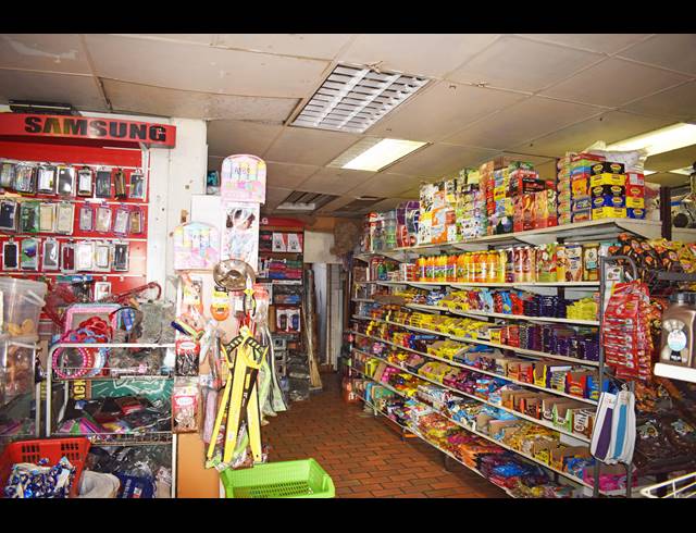 1,205M² RETAIL FOR SALE IN FARRARMERE